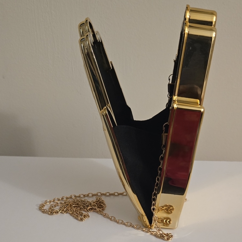 Hand Shaped Chain Crossbody Bag - Picture 2 of 9